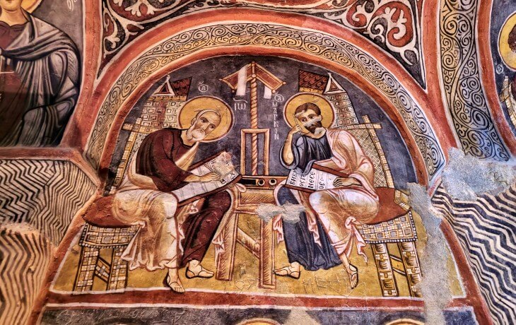 Göreme Karanlık Kilise’deki İncil Yazarları freski; Luka ve Markos’un yazım sahnesi, Orta Bizans ikonografisi.